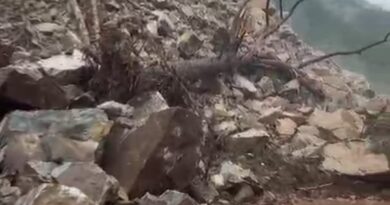 आमसोड़ में भूस्खलन से 35 घंटे से ठप ग्वालदम–सिमली राष्ट्रीय राजमार्ग, पूरी पिंडर घाटी अंधेरे में
