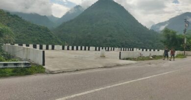 तारों के गुच्छे में उलझी गौचर की करोड़ों की पार्किंग, जनता को नहीं मिल रहा लाभ तारों के गुच्छे में उलझी गौचर की करोड़ों की पार्किंग, जनता को नहीं मिल रहा लाभ