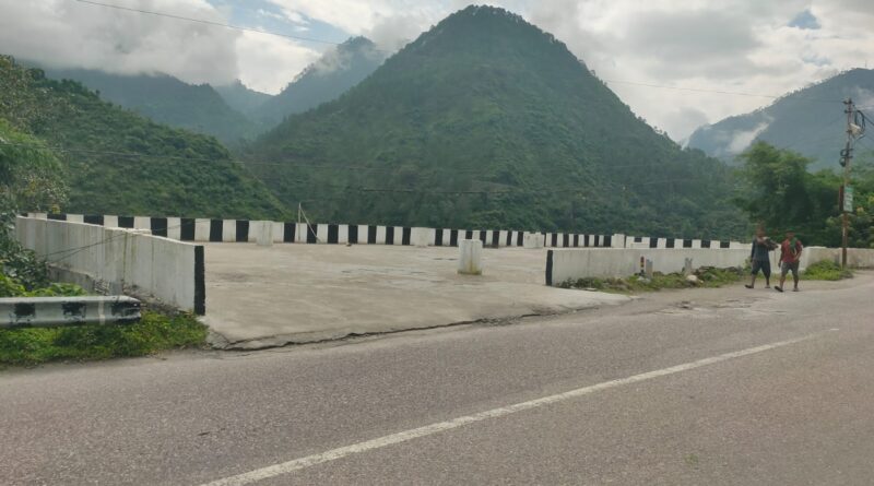 तारों के गुच्छे में उलझी गौचर की करोड़ों की पार्किंग, जनता को नहीं मिल रहा लाभ