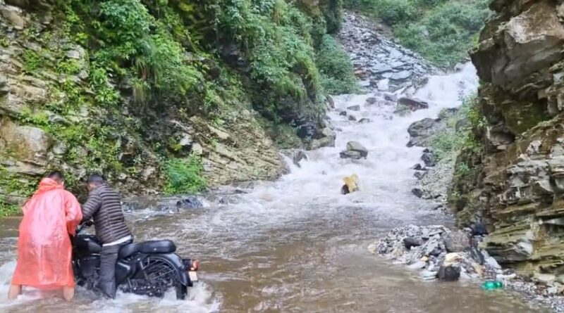 आठ साल से बुरूकोट गधेरे पर पुल का इंतजार, ग्रामीणों में रोष