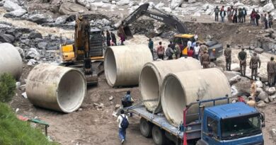 तमक नाले में ह्यूम पाइप डालकर अस्थायी मार्ग बनाने का काम तेज