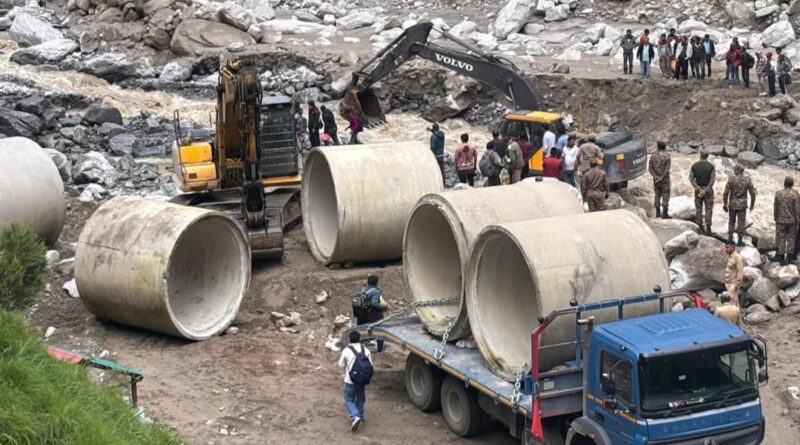 तमक नाले में ह्यूम पाइप डालकर अस्थायी मार्ग बनाने का काम तेज