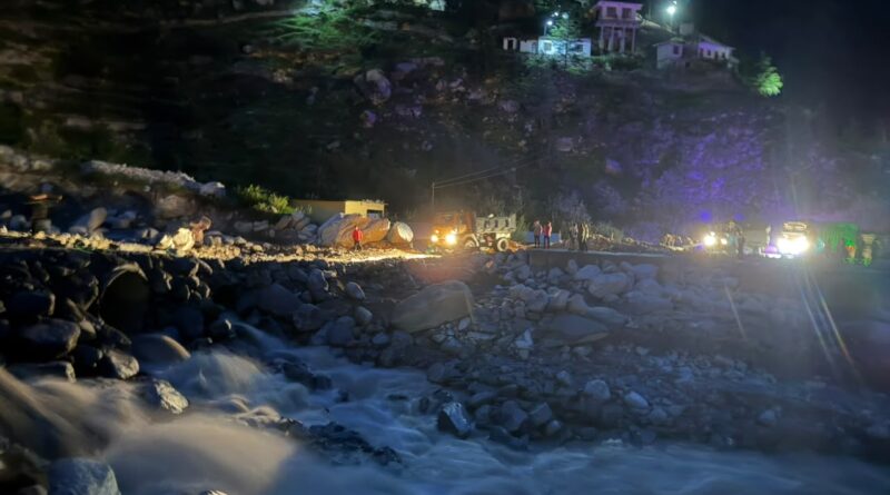 तमक नाले पर रिकॉर्ड समय में यातायात बहाल, ह्यूम पाइप डालकर बनाया अस्थायी मार्ग