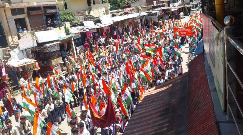 देवाल में निकली तिरंगा यात्रा, देशभक्ति के नारों से गूंजा बाजार
