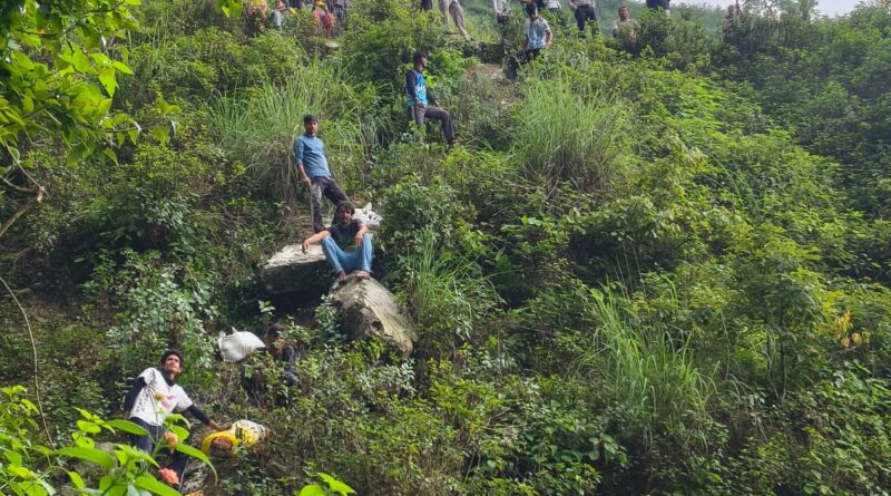द्वारी-भौन मार्ग पर 200 मीटर गहरी खाई में गिरी पिकअप, चालक-हेल्पर ने कूदकर बचाई जान