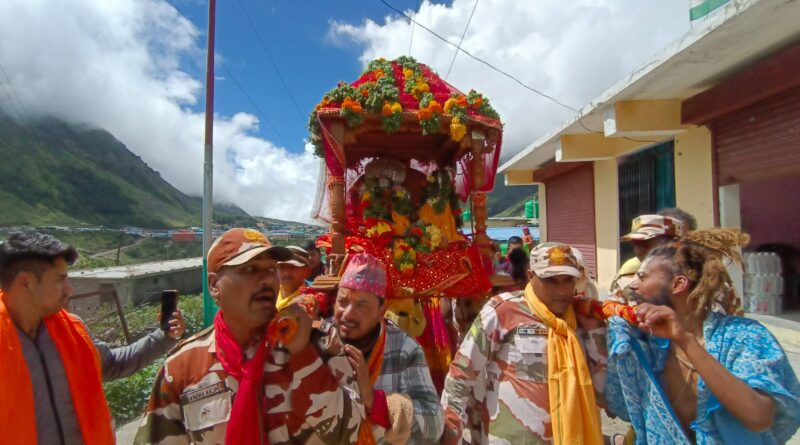 माता मूर्ति मंदिर पहुंचे नर-नारायण, पुष्पवर्षा से हुआ स्वागत