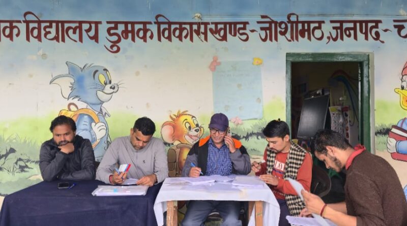 दुर्गम डुमक गांव में घर-घर पहुंचकर विशेष गहन पुनरीक्षण कर रही निर्वाचन टीम