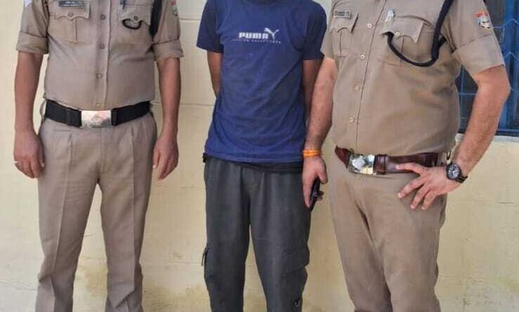 गौचर में घर का ताला तोड़कर चोरी करने वाला आरोपी गिरफ्तार, चोरी का सामान बरामद गौचर में घर का ताला तोड़कर चोरी करने वाला आरोपी गिरफ्तार, चोरी का सामान बरामद