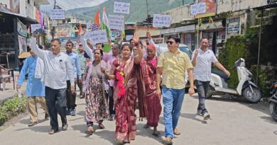 महंगाई और जनसमस्याओं को लेकर कांग्रेस का प्रदर्शन, सड़क बीआरओ को सौंपने की मांग