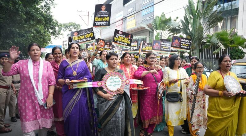 मुख्यमंत्री धामी को राखी भेंट कर महिला कांग्रेस ने उठाया अंकिता हत्याकांड का सवाल