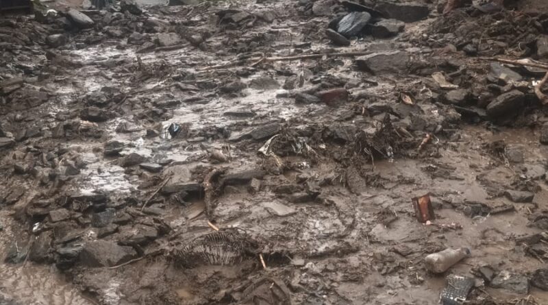भारी बारिश से देवाल के सेलखोला और रोयाणा में भूस्खलन, कई परिवारों पर खतरा