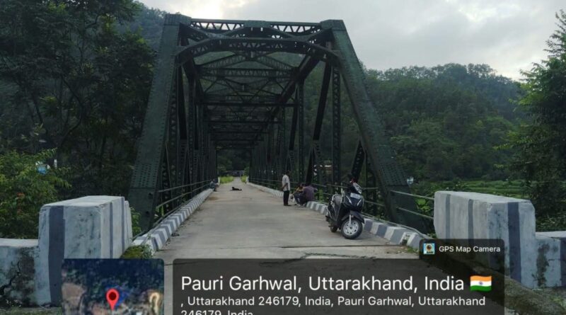 कतेड़ा नदी के पुराने पुल की रेलिंग क्षतिग्रस्त, सुरक्षा पाइप चोरी होने से बढ़ा खतरा