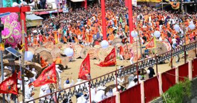 देवीधुरा में आठ मिनट तक चली ऐतिहासिक बग्वाल, फल-फूलों से आमने-सामने हुए चार खाम