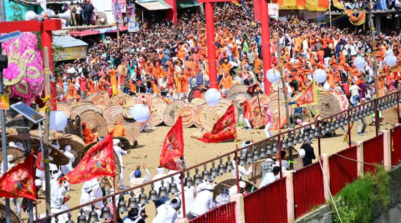 देवीधुरा में आठ मिनट तक चली ऐतिहासिक बग्वाल, फल-फूलों से आमने-सामने हुए चार खाम