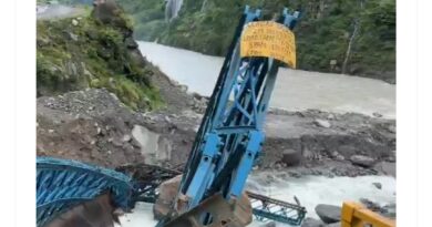 विशालकाय बोल्डर ने धारचूला-तवाघाट मार्ग पर कूलागाड पुल तोड़ा