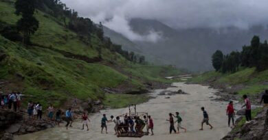जुगाड़ के सहारे जिंदगी पार :  हर मानसून बच्चों और ग्रामीणों की जिंदगी दांव पर