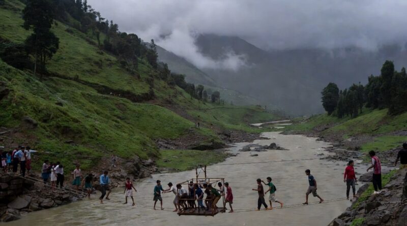 जुगाड़ के सहारे जिंदगी पार :  हर मानसून बच्चों और ग्रामीणों की जिंदगी दांव पर