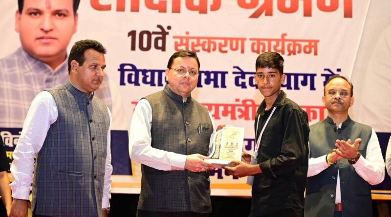 भारत दर्शन पर निकले देवप्रयाग के 68 मेधावी विद्यार्थी