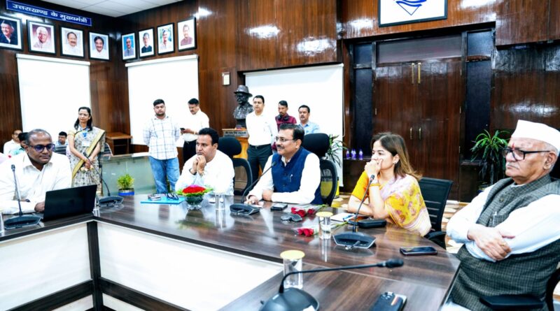 देवप्रयाग के मेधावी विद्यार्थियों ने मुख्य सचिव से की मुलाकात
