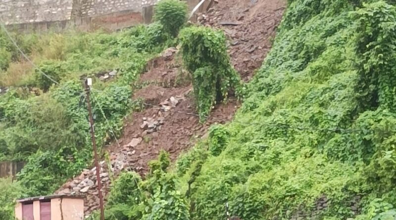 बारिश से गौचर-दुवा कांडा मोटर मार्ग क्षतिग्रस्त, कई मकानों पर मंडराया खतरा