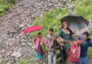 दुर्गम पथरीले रास्ते पर छह किमी डोली में प्रसूता, अस्पताल पहुंची तो डॉक्टर नहीं