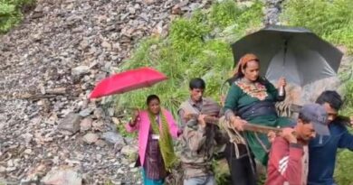 दुर्गम पथरीले रास्ते पर छह किमी डोली में प्रसूता, अस्पताल पहुंची तो डॉक्टर नहीं