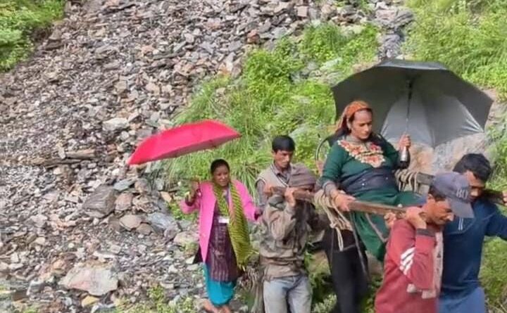 दुर्गम पथरीले रास्ते पर छह किमी डोली में प्रसूता, अस्पताल पहुंची तो डॉक्टर नहीं