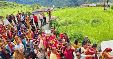 तीन राहों से कैलाश की ओर बढ़ रहीं नंदा की डोलियां, गांव-गांव उमड़ रही आस्था