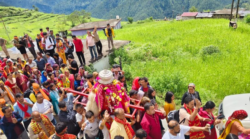 तीन राहों से कैलाश की ओर बढ़ रहीं नंदा की डोलियां, गांव-गांव उमड़ रही आस्था
