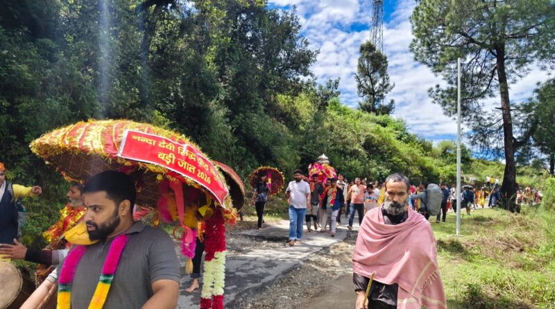 कैलाश की ओर बढ़ रहीं नंदा देवी की तीनों डोलियां