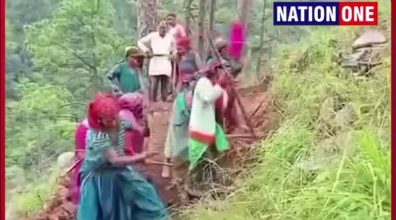 सड़क नहीं मिली तो खुद जुटे सकंड के ग्रामीण