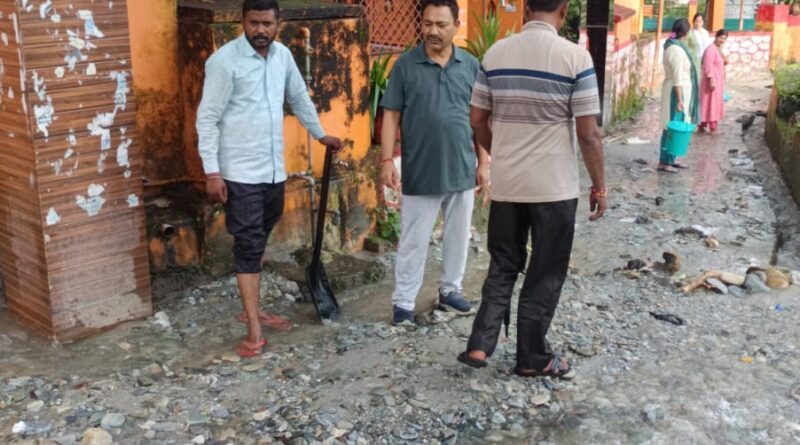 भारी बारिश से गौचर में घर-दुकानों में घुसा मलबा, सड़कें बाधित