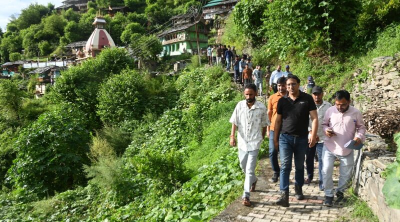उत्तरकाशी के डख्याट गांव में चौपाल, डीएम ने सुनीं ग्रामीणों की समस्याएं