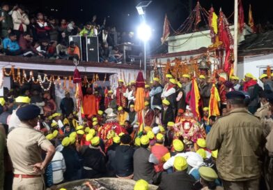 वांण में नंदा की डोलियों का भावपूर्ण मिलन, अब निर्जन पड़ावों की ओर बड़ी जात वांण में नंदा की डोलियों का भावपूर्ण मिलन, अब निर्जन पड़ावों की ओर बड़ी जात