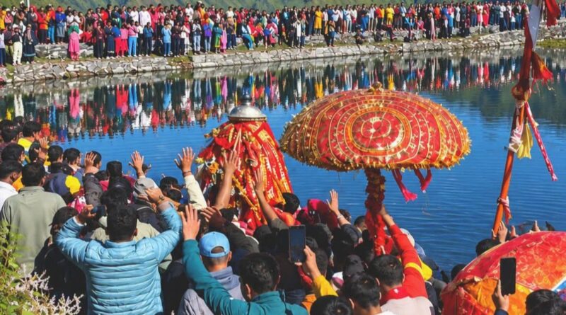 कठिन रूपकुंड-ज्यूरागली मार्ग पार कर शीला समुद्र पहुंची नंदादेवी बड़ी जात
