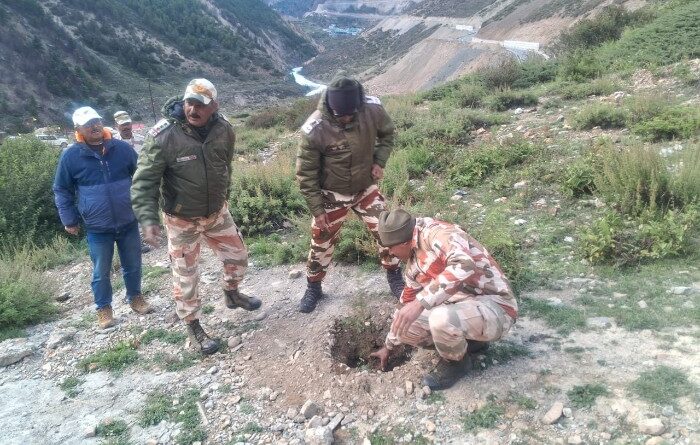 नीति घाटी में आईटीबीपी ने ग्रामीणों के साथ किया पौधारोपण