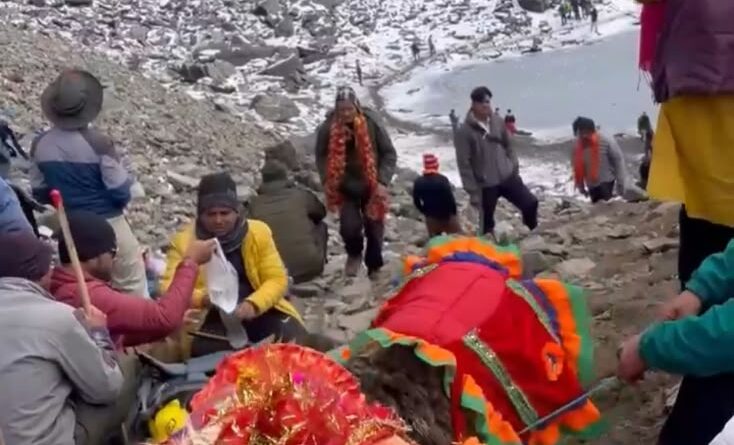 होमकुंड में चौसिंगा खांडुओं को कैलाश विदाई, बड़ी जात की वापसी शुरू