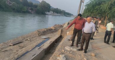 कुंभ से जुड़े निर्माण कार्यों का मंडलायुक्त ने किया स्थलीय निरीक्षण