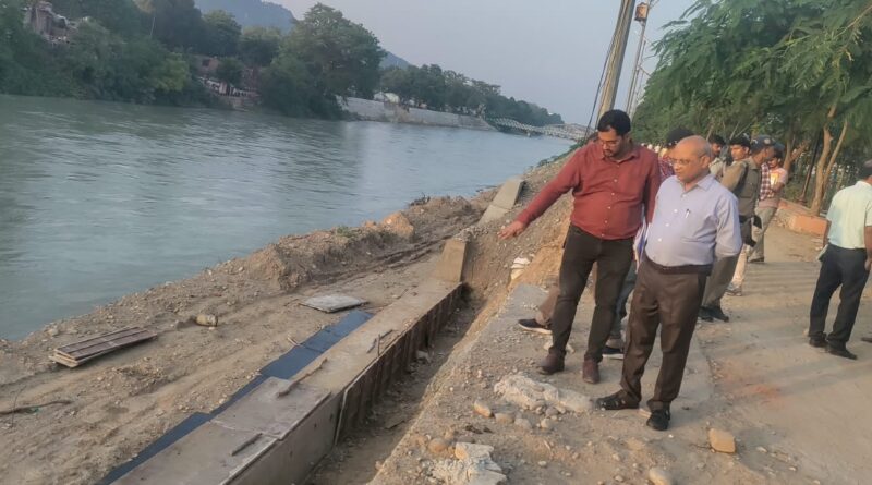 कुंभ से जुड़े निर्माण कार्यों का मंडलायुक्त ने किया स्थलीय निरीक्षण