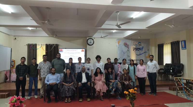 आरटीआई पर वाद-विवाद में शिखा जोशी प्रथम