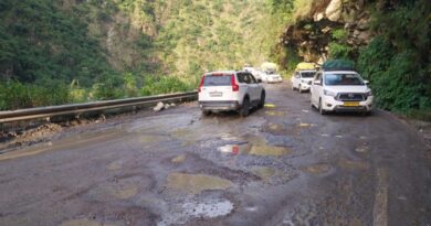 कमेड़ा से कर्णप्रयाग तक बदहाल राष्ट्रीय राजमार्ग, गड्ढों से यात्री परेशान