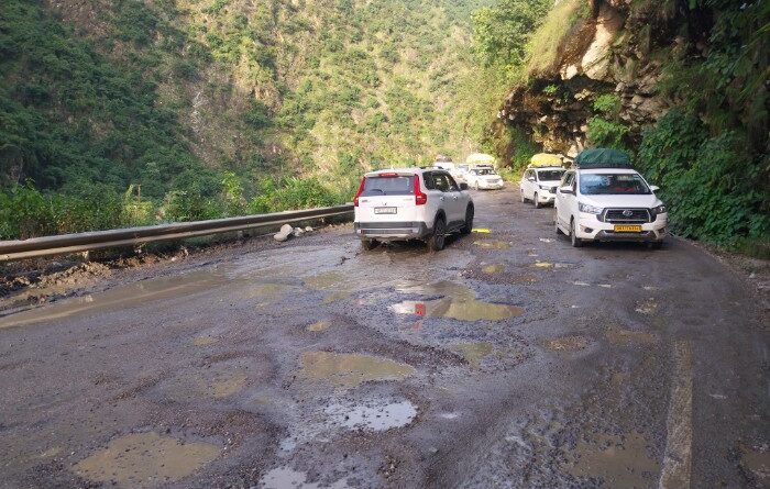 कमेड़ा से कर्णप्रयाग तक बदहाल राष्ट्रीय राजमार्ग, गड्ढों से यात्री परेशान
