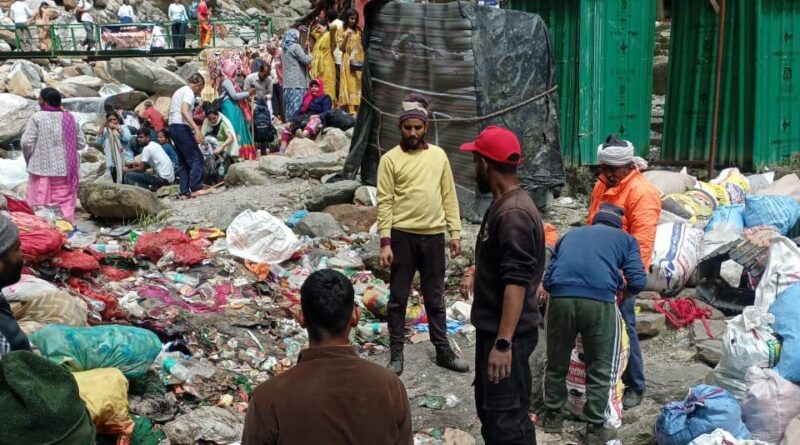 यमुनोत्री में आस्था के साथ बढ़ा कचरे का पहाड़, खच्चरों से ढोए जा रहे पूजा-अवशेष