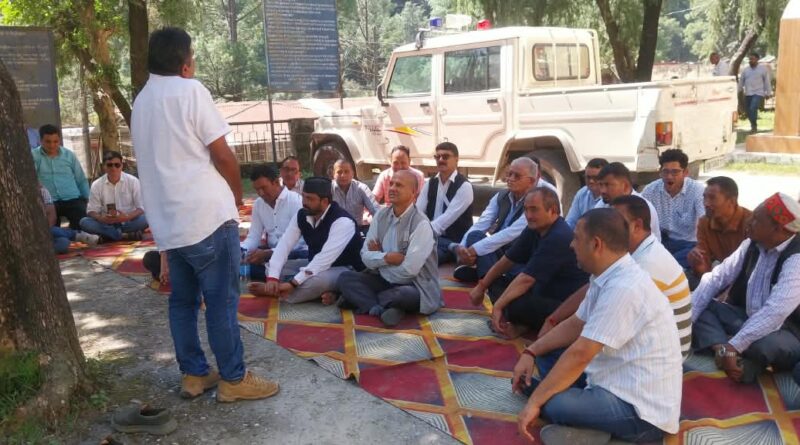 बुनियादी समस्याओं को लेकर थराली तहसील में कांग्रेस का धरना-प्रदर्शन