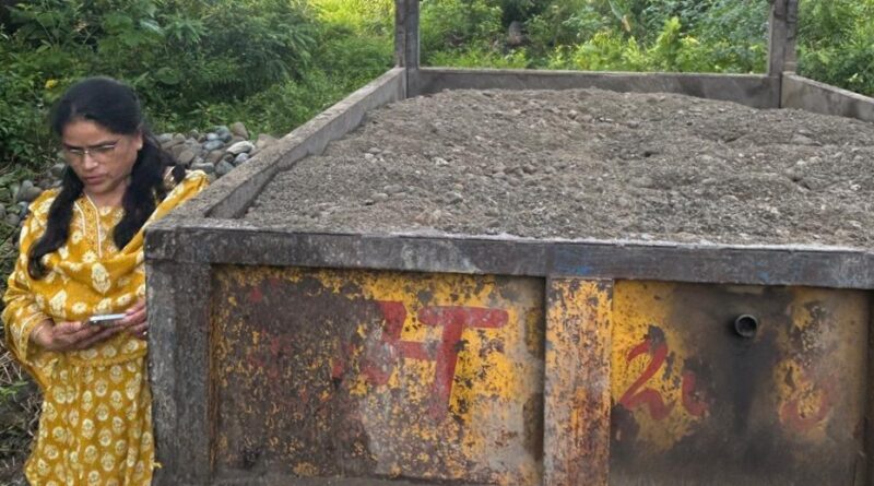 खोह नदी में खनन सामग्री से भरी ट्रैक्टर-ट्रॉली सीज