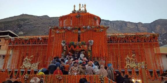बदरीनाथ में श्रद्धालुओं का नया रिकॉर्ड, उच्च हिमालय पर बढ़ते दबाव की भी चुनौती