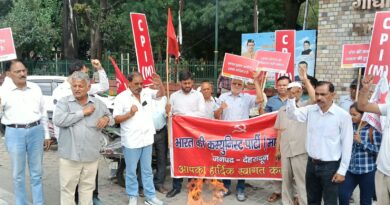मुख्य निर्वाचन आयुक्त के इस्तीफे की मांग को लेकर सीपीएम का प्रदर्शन
