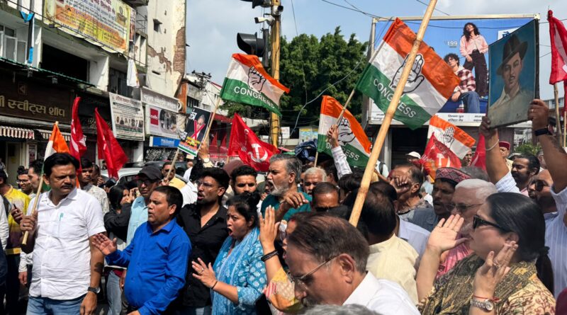 एसआईआर के विरोध में इंडिया गठबंधन का प्रदर्शन, मुख्य चुनाव आयुक्त का पुतला फूंका