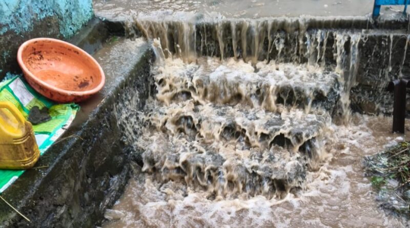 मूसलाधार बारिश से औली नाला क्षतिग्रस्त, ज्योतिर्मठ के नोग मोहल्ले में घरों में घुसा मलबा