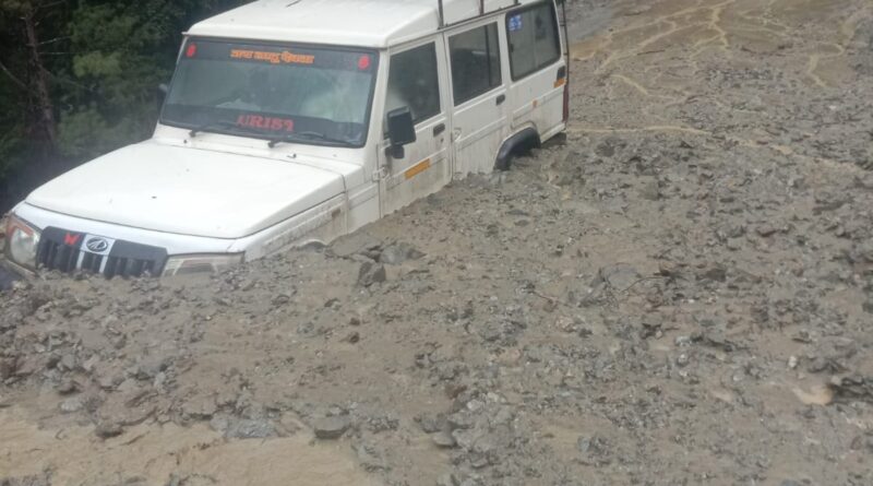 भारी बारिश से थराली और देवाल में जनजीवन प्रभावित, गमलीगाड़ में सड़क बंद